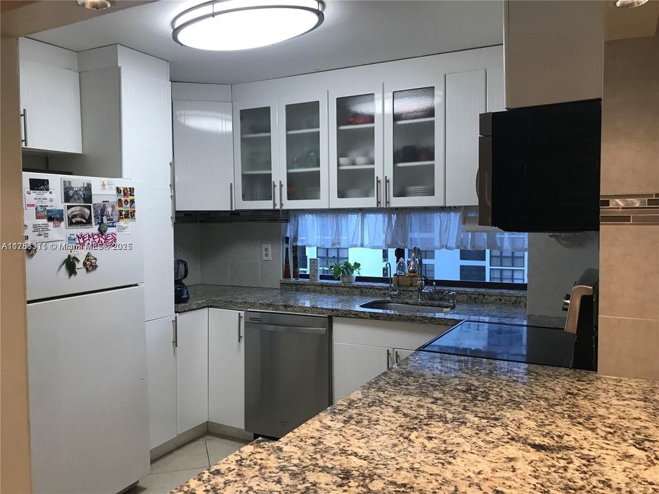 For Sale: $321,001 (2 beds, 2 baths, 894 Square Feet)