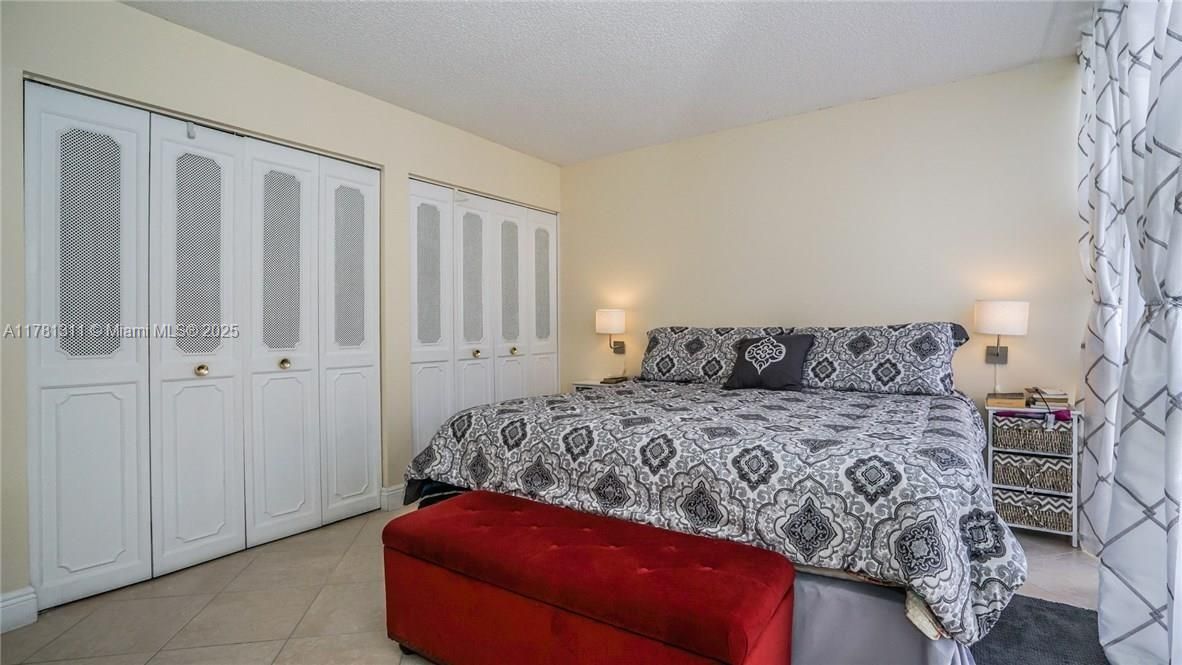 For Sale: $321,001 (2 beds, 2 baths, 894 Square Feet)