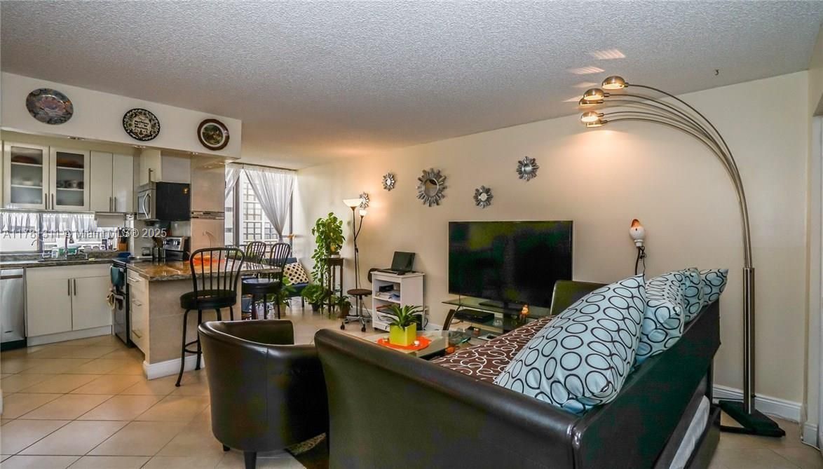 For Sale: $321,001 (2 beds, 2 baths, 894 Square Feet)
