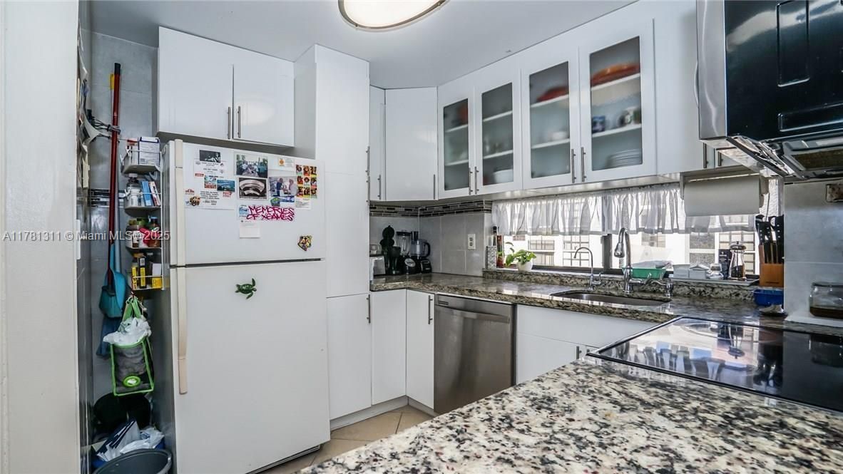 For Sale: $321,001 (2 beds, 2 baths, 894 Square Feet)
