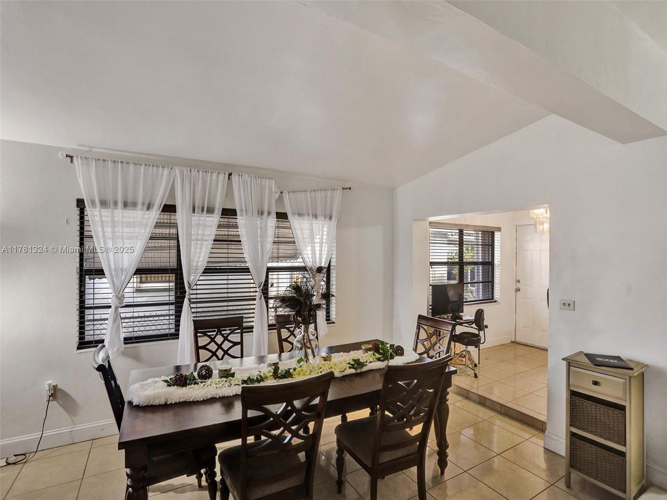 Recently Sold: $499,900 (3 beds, 2 baths, 1733 Square Feet)