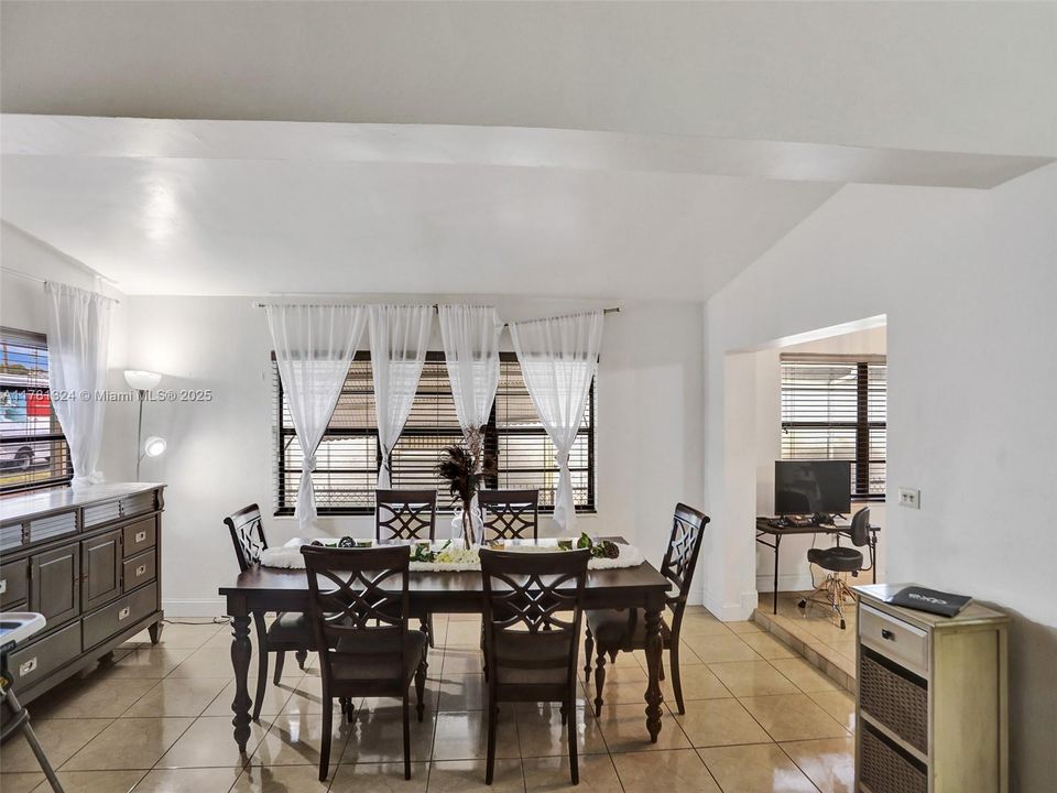 Recently Sold: $499,900 (3 beds, 2 baths, 1733 Square Feet)