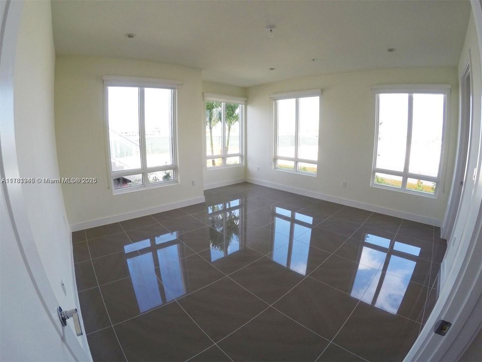 Recientemente alquilado: $3,300 (3 camas, 2 baños, 1351 Pies cuadrados)