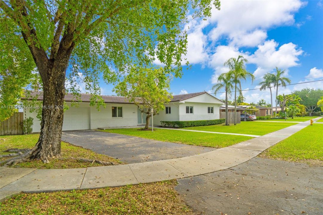 最近租的: $5,500 (4 贝兹, 3 浴室, 2167 平方英尺)