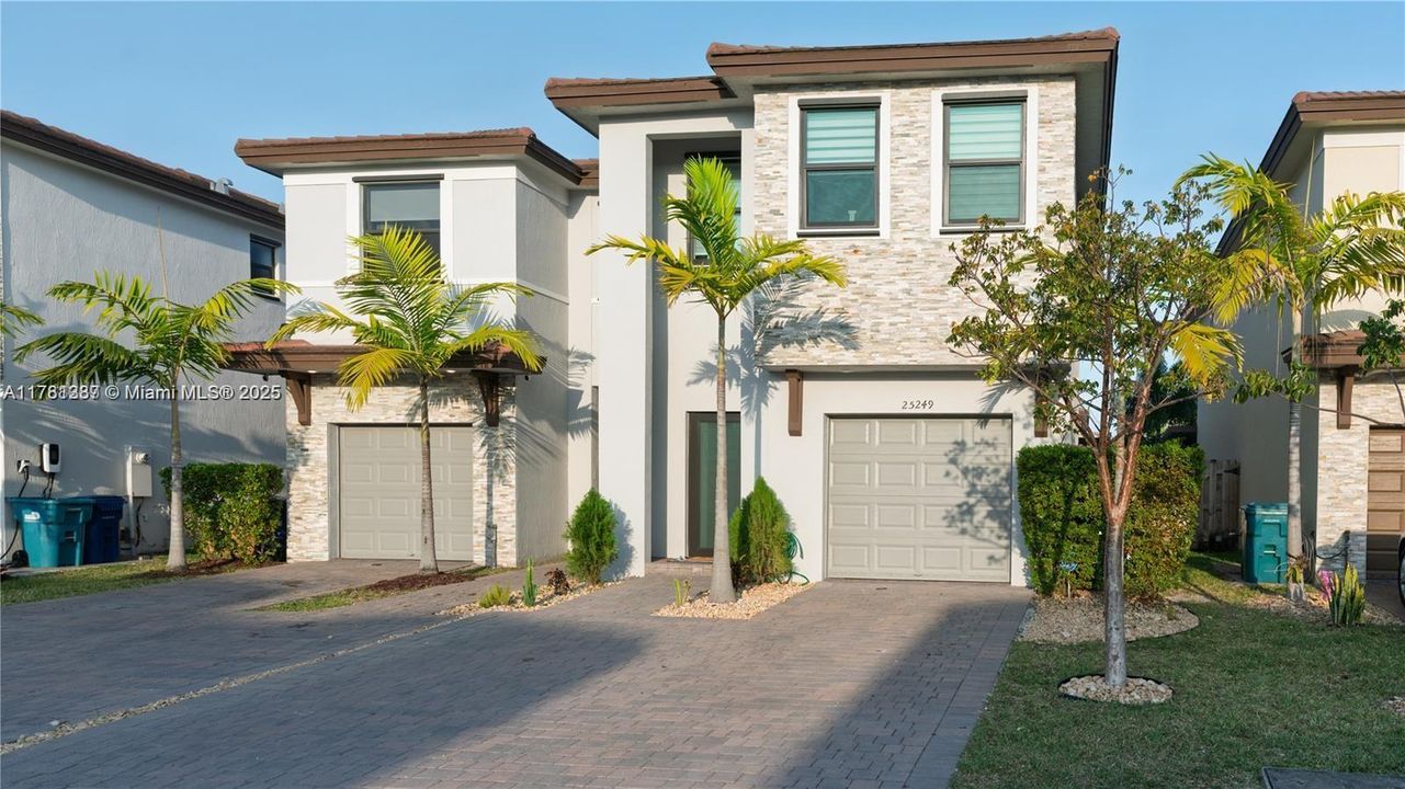 Recently Sold: $550,000 (4 beds, 3 baths, 1936 Square Feet)