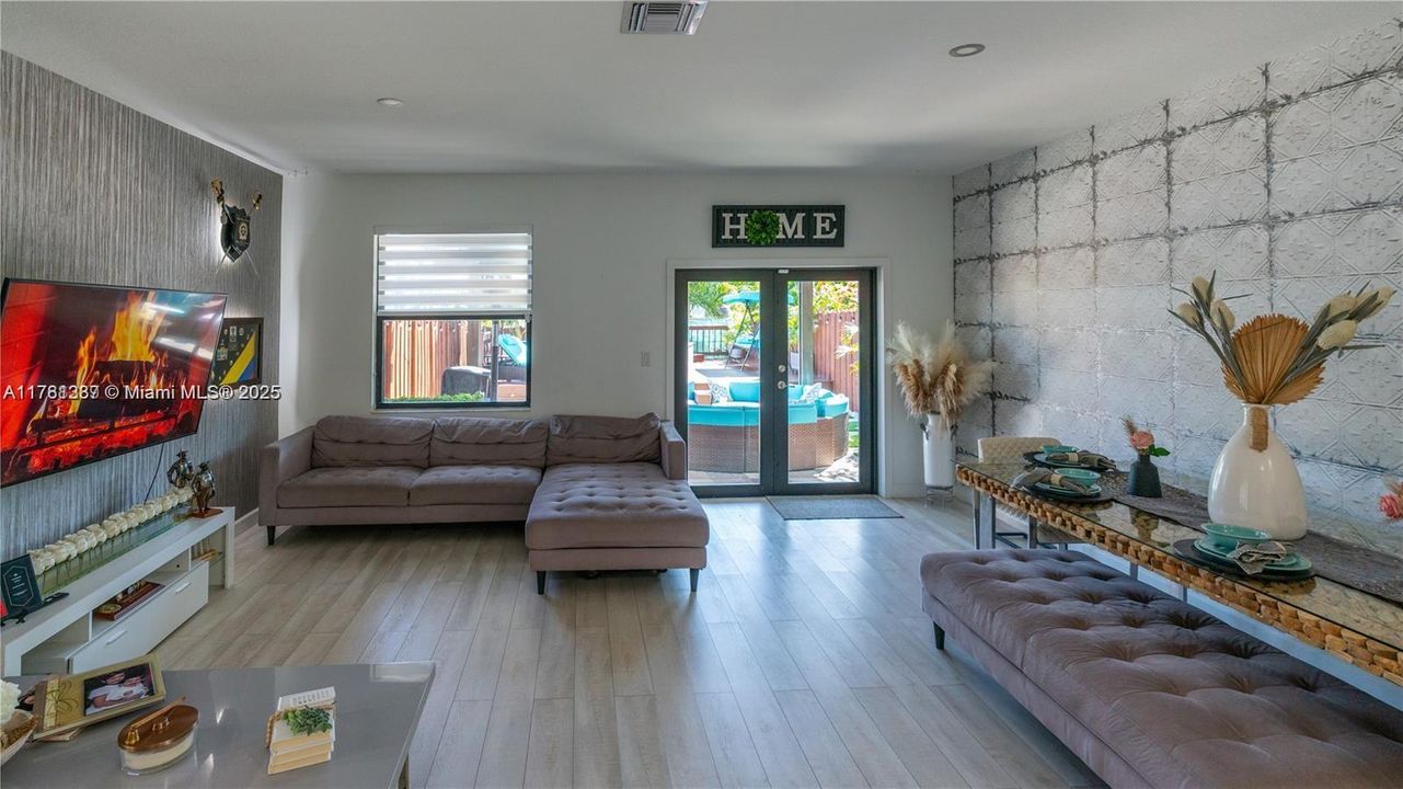 Recently Sold: $550,000 (4 beds, 3 baths, 1936 Square Feet)