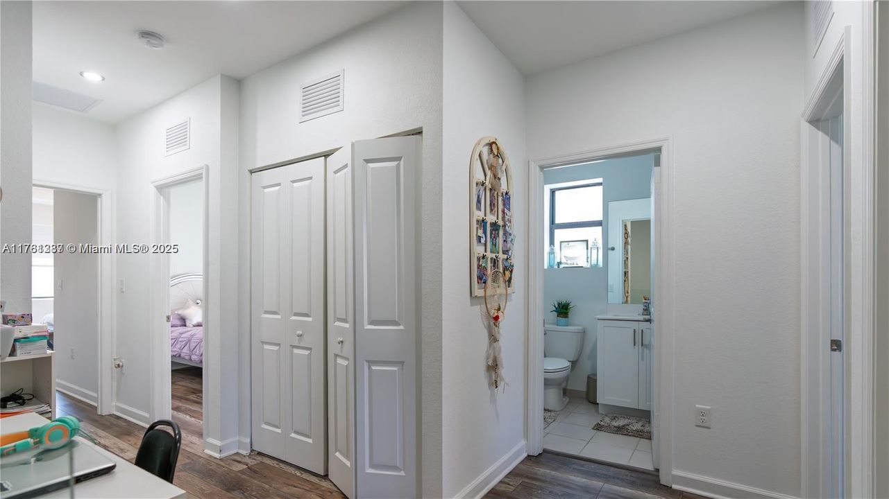 Recently Sold: $550,000 (4 beds, 3 baths, 1936 Square Feet)