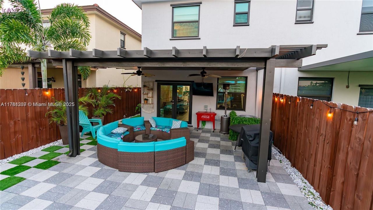 Recently Sold: $550,000 (4 beds, 3 baths, 1936 Square Feet)