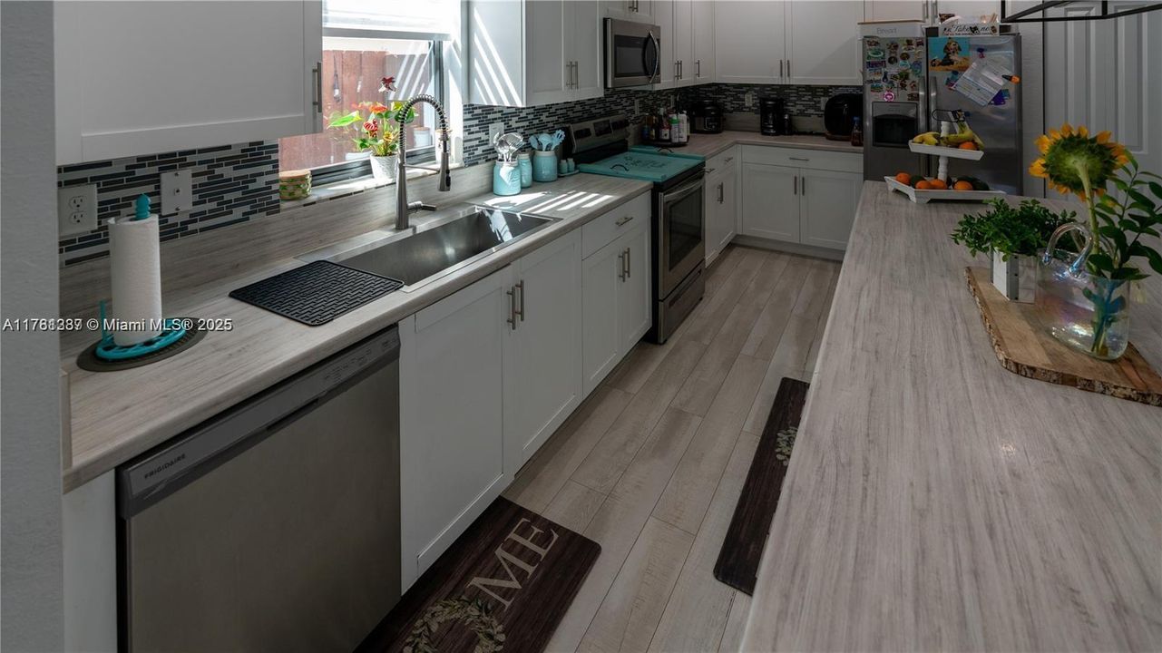 Recently Sold: $550,000 (4 beds, 3 baths, 1936 Square Feet)