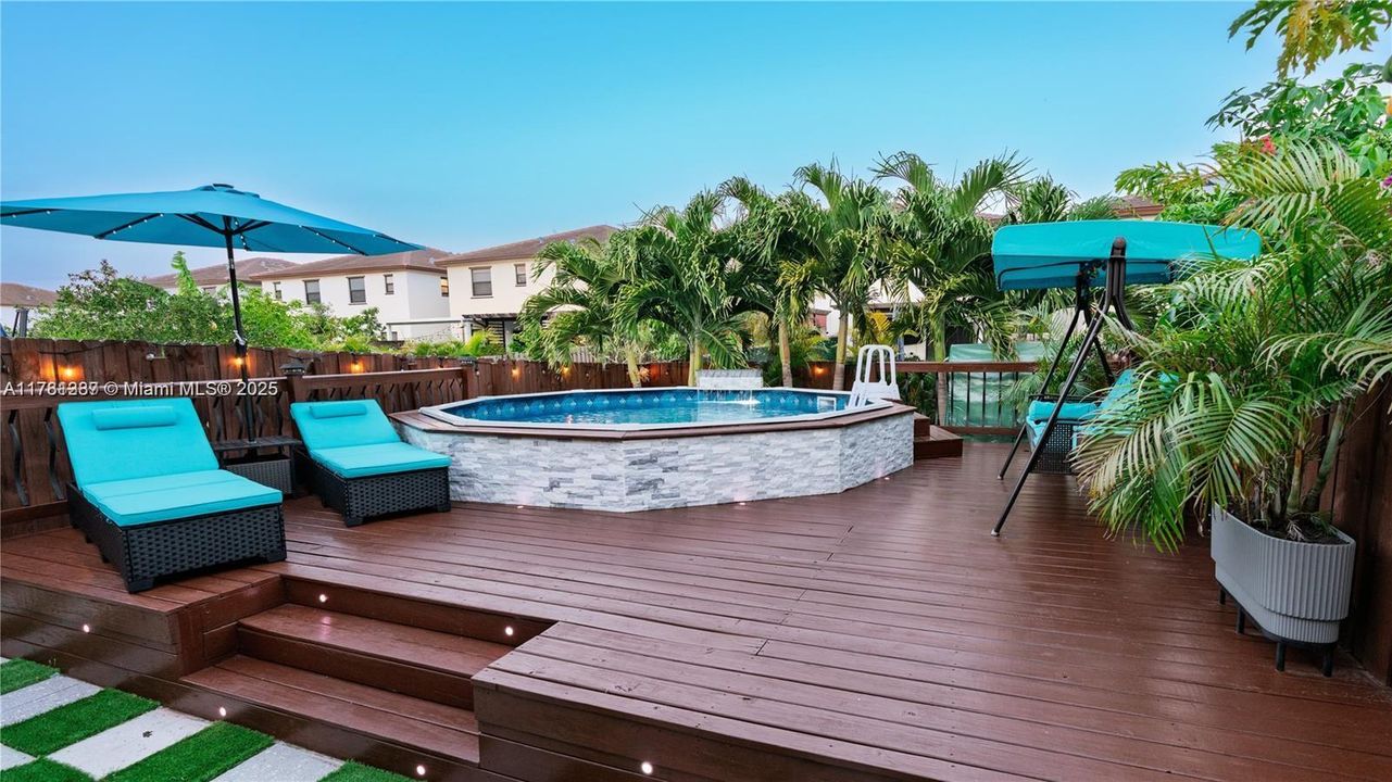 Recently Sold: $550,000 (4 beds, 3 baths, 1936 Square Feet)