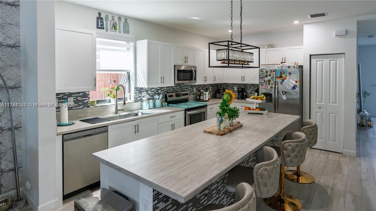 Recently Sold: $550,000 (4 beds, 3 baths, 1936 Square Feet)