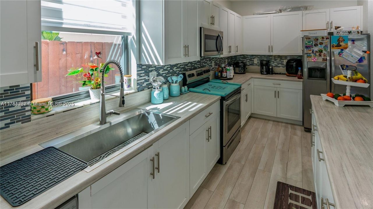 Recently Sold: $550,000 (4 beds, 3 baths, 1936 Square Feet)