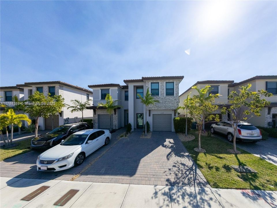 Recently Sold: $550,000 (4 beds, 3 baths, 1936 Square Feet)