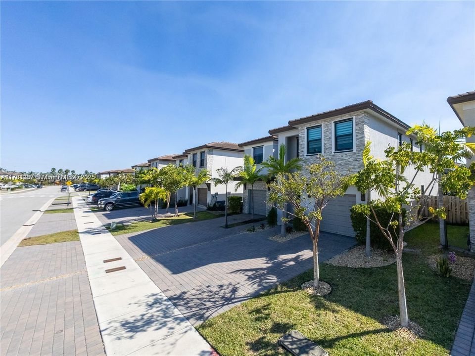 Recently Sold: $550,000 (4 beds, 3 baths, 1936 Square Feet)