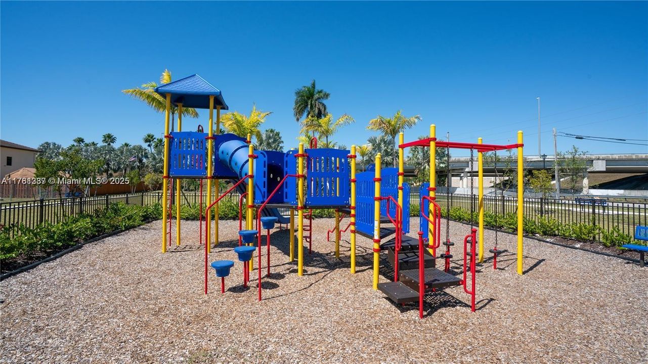 Recently Sold: $550,000 (4 beds, 3 baths, 1936 Square Feet)