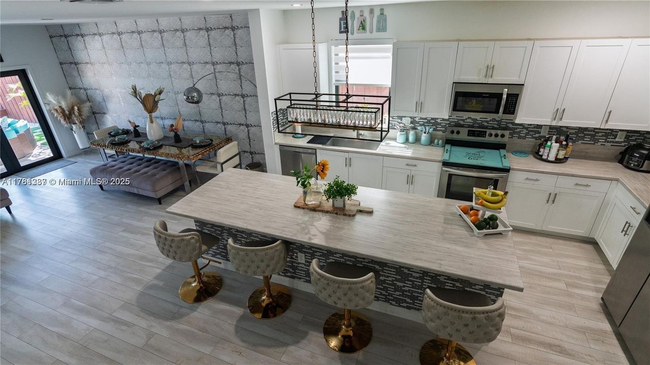 Recently Sold: $550,000 (4 beds, 3 baths, 1936 Square Feet)