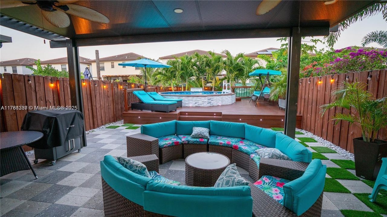 Recently Sold: $550,000 (4 beds, 3 baths, 1936 Square Feet)