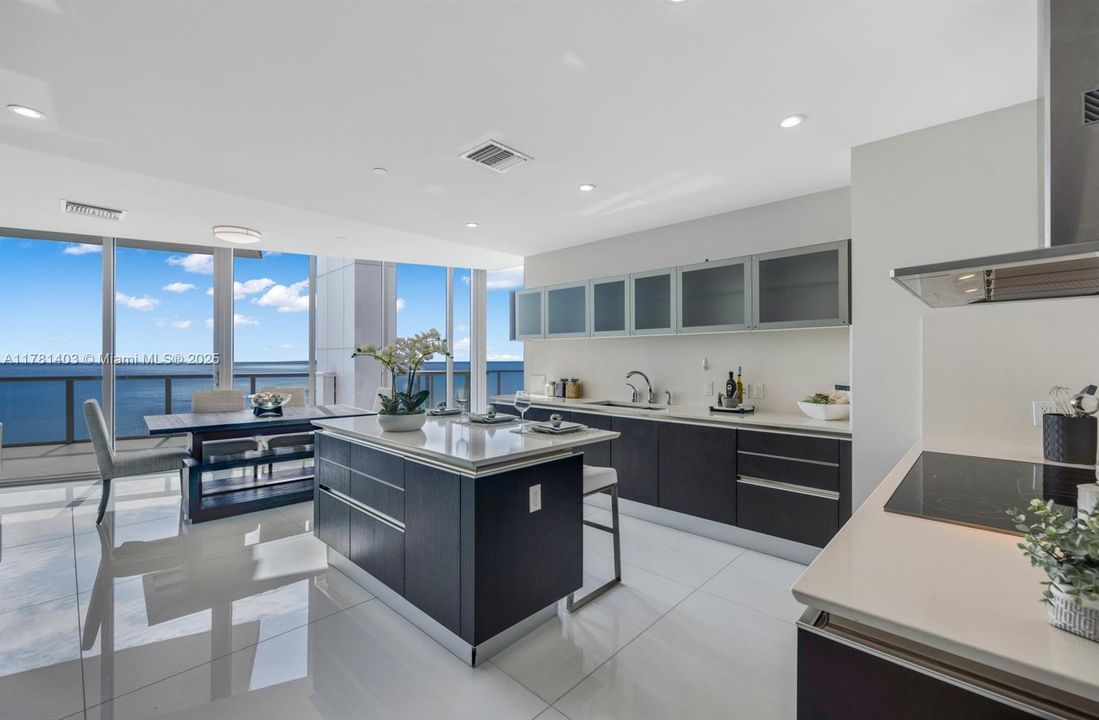 Vendido Recientemente: $4,650,000 (4 camas, 6 baños, 4141 Pies cuadrados)