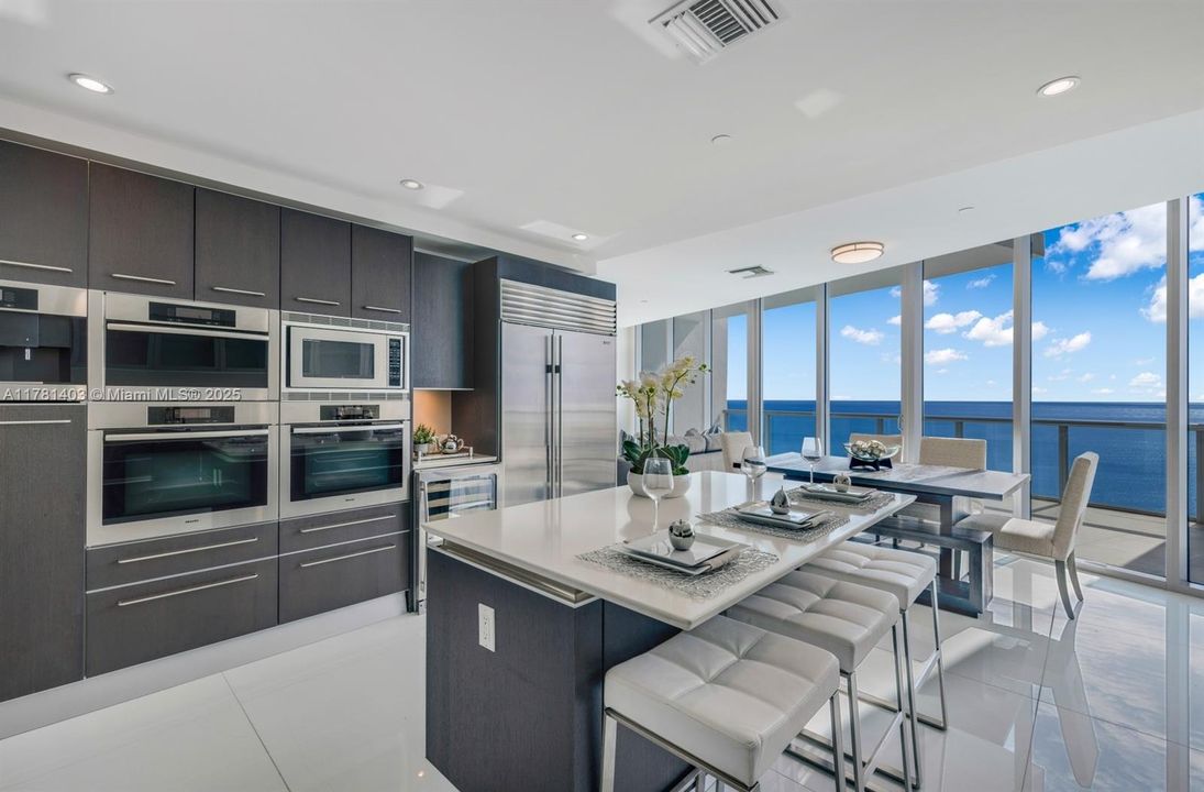 Vendido Recientemente: $4,650,000 (4 camas, 6 baños, 4141 Pies cuadrados)