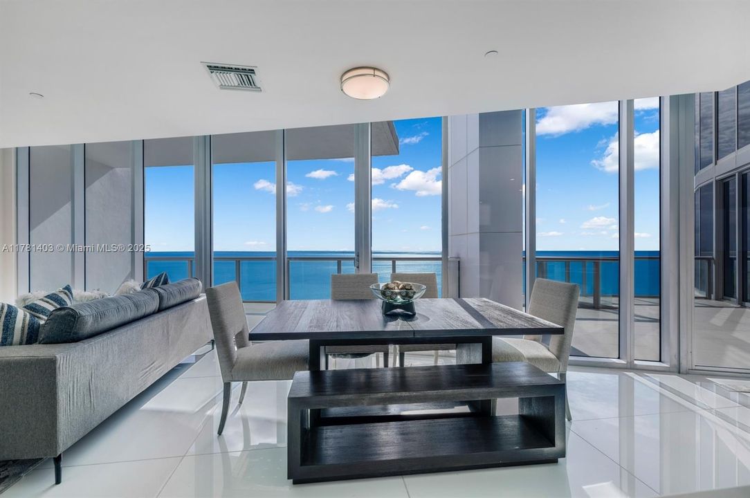 Vendido Recientemente: $4,650,000 (4 camas, 6 baños, 4141 Pies cuadrados)