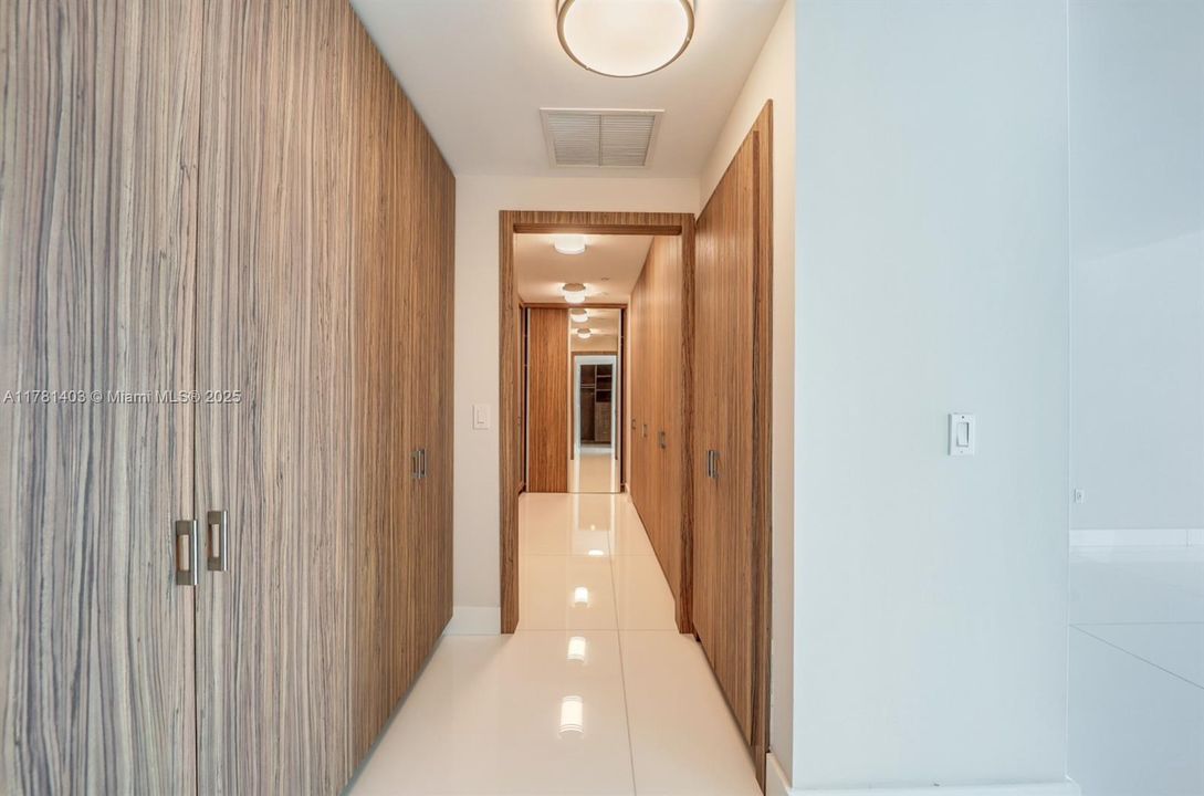 Vendido Recientemente: $4,650,000 (4 camas, 6 baños, 4141 Pies cuadrados)