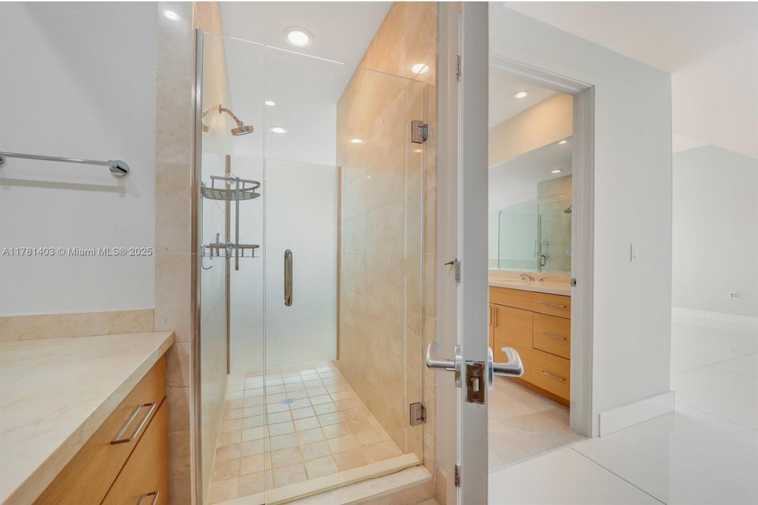 Vendido Recientemente: $4,650,000 (4 camas, 6 baños, 4141 Pies cuadrados)