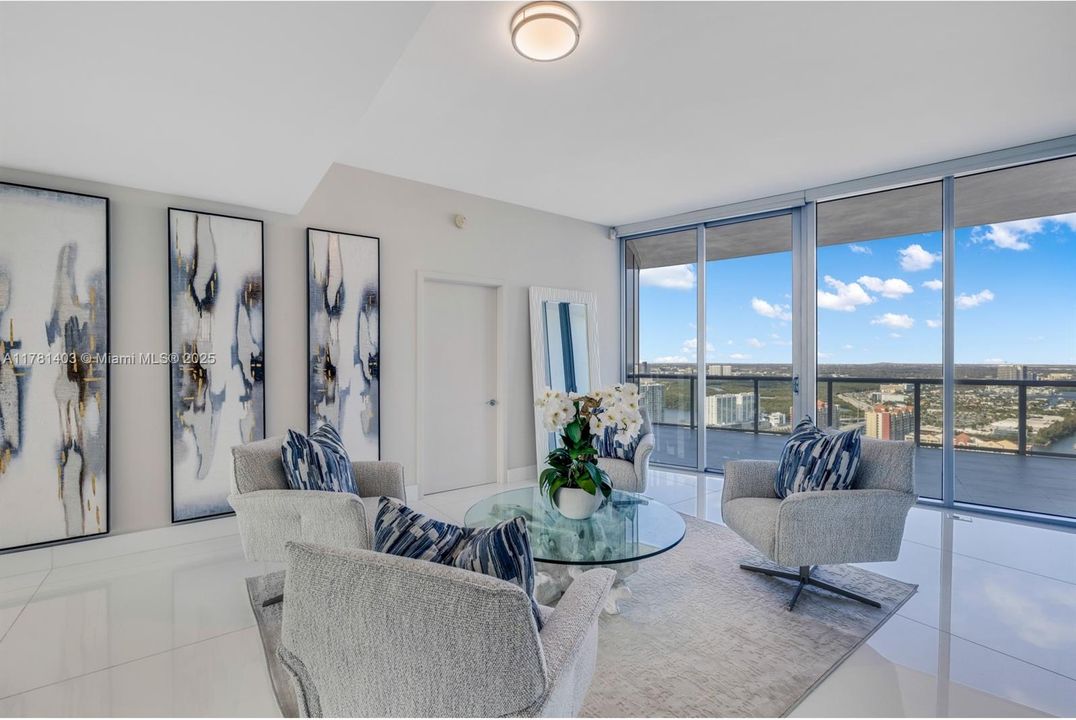 Vendido Recientemente: $4,650,000 (4 camas, 6 baños, 4141 Pies cuadrados)