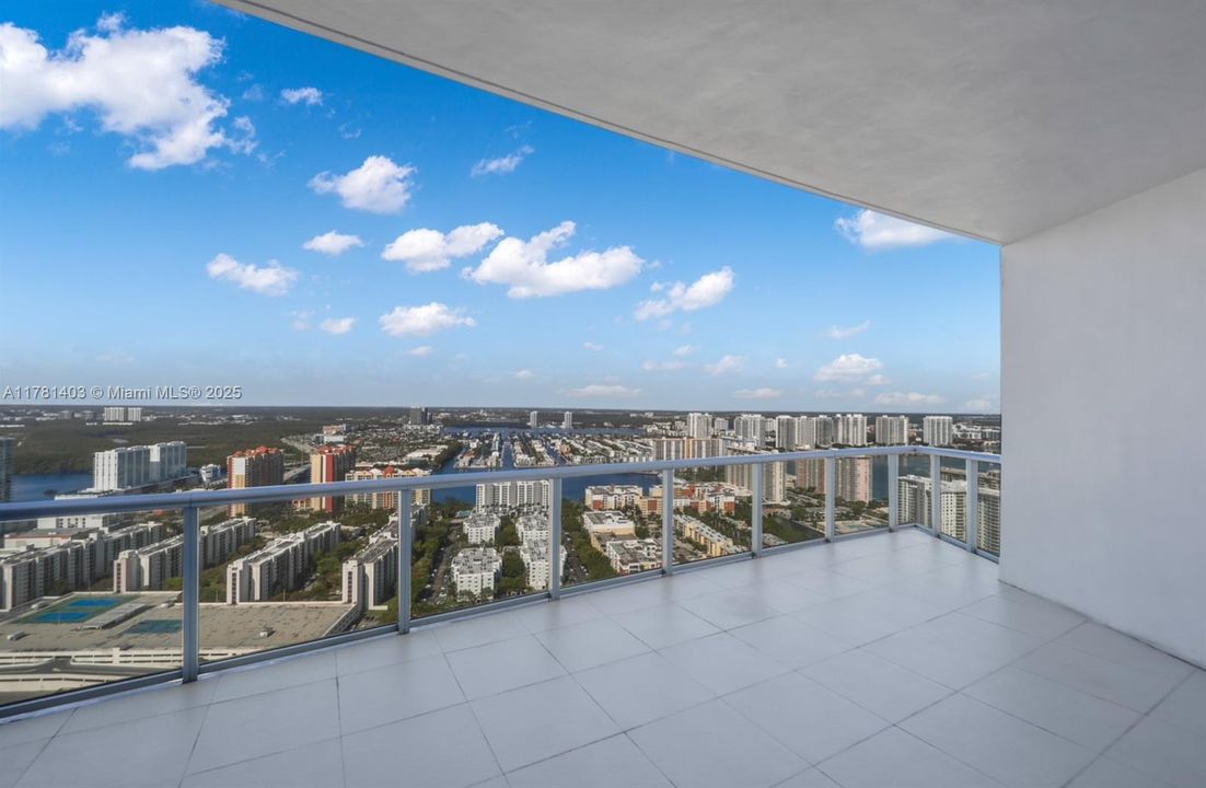 Vendido Recientemente: $4,650,000 (4 camas, 6 baños, 4141 Pies cuadrados)