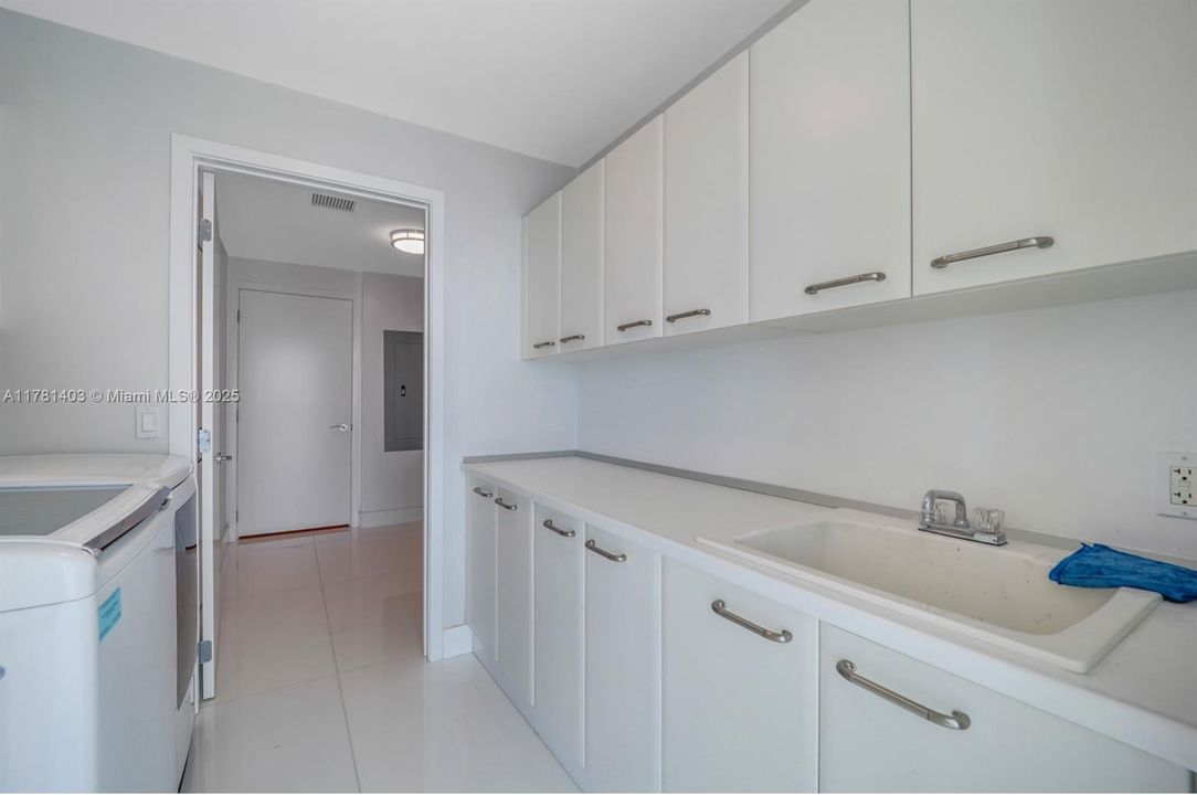 Vendido Recientemente: $4,650,000 (4 camas, 6 baños, 4141 Pies cuadrados)