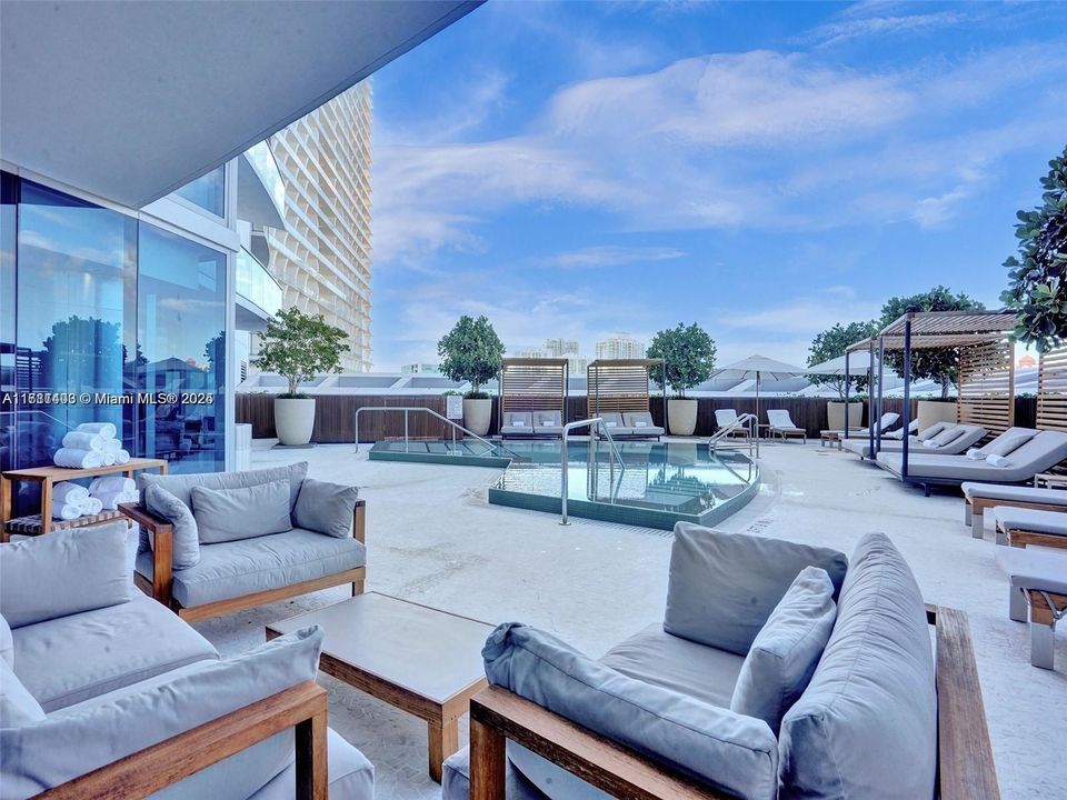 Vendido Recientemente: $4,650,000 (4 camas, 6 baños, 4141 Pies cuadrados)