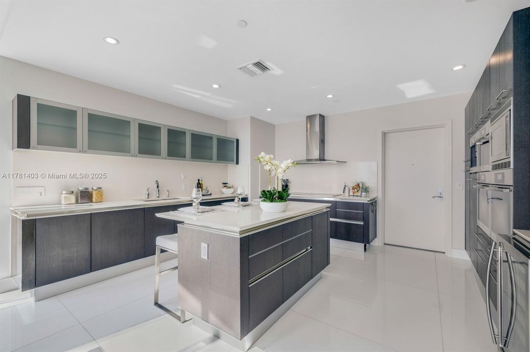 Vendido Recientemente: $4,650,000 (4 camas, 6 baños, 4141 Pies cuadrados)