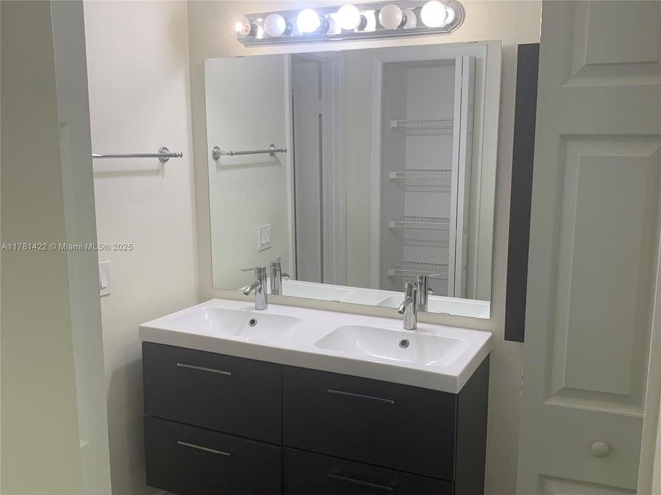 Recently Rented: $2,400 (2 beds, 2 baths, 1220 Square Feet)