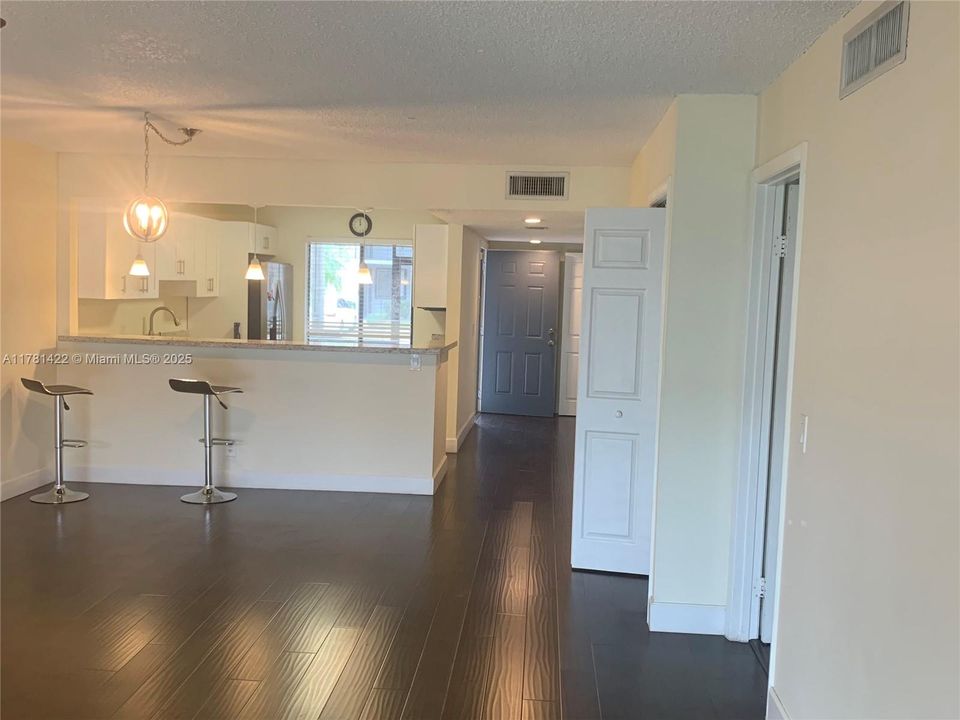 Recently Rented: $2,400 (2 beds, 2 baths, 1220 Square Feet)