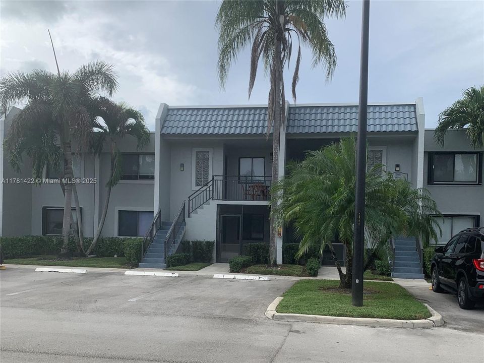 Recently Rented: $2,400 (2 beds, 2 baths, 1220 Square Feet)