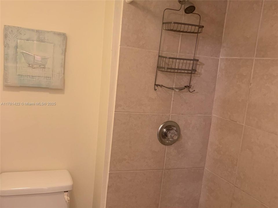 Recently Rented: $2,400 (2 beds, 2 baths, 1220 Square Feet)