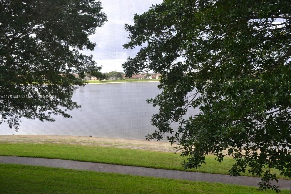 Vendido Recientemente: $297,000 (2 camas, 2 baños, 938 Pies cuadrados)