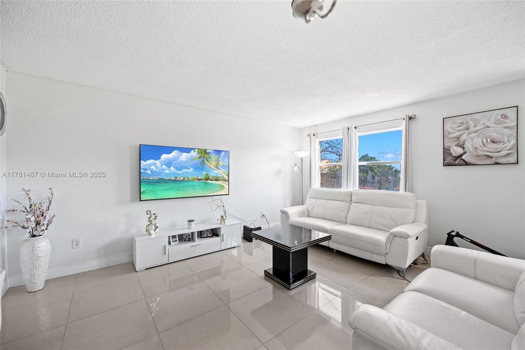 Недавно продано: $240,000 (2 спален, 1 ванн, 1043 Квадратных фут)