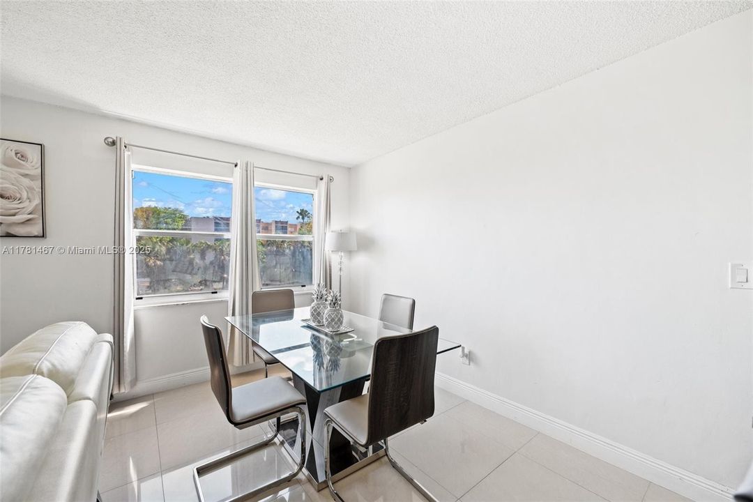 Недавно продано: $240,000 (2 спален, 1 ванн, 1043 Квадратных фут)