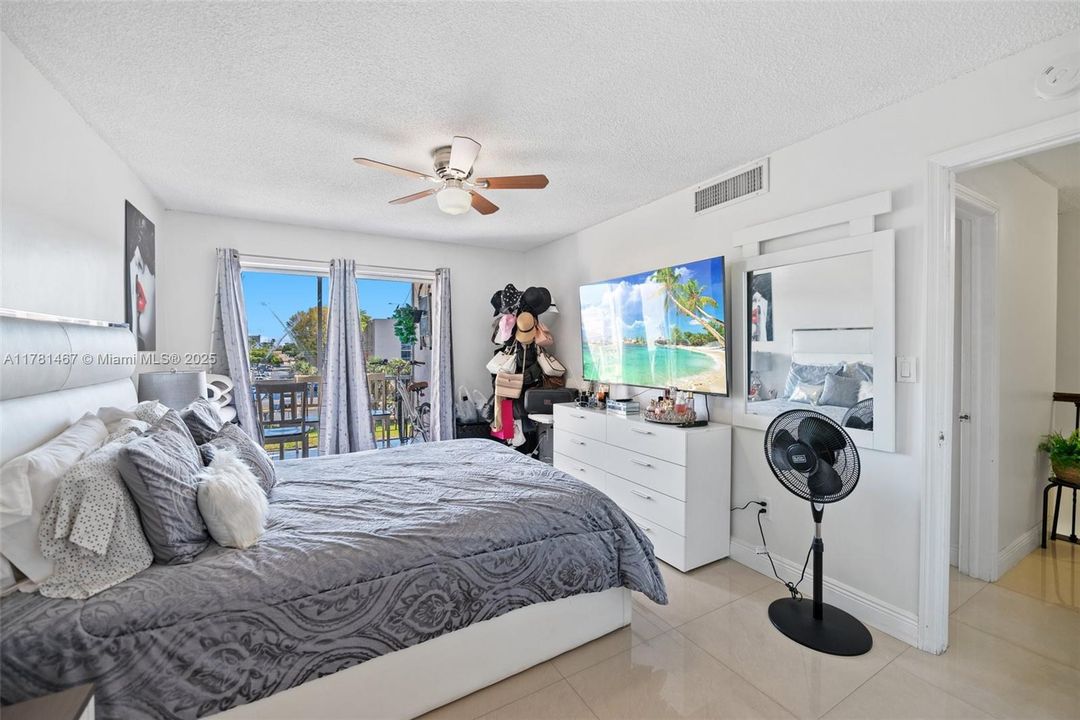 Недавно продано: $240,000 (2 спален, 1 ванн, 1043 Квадратных фут)