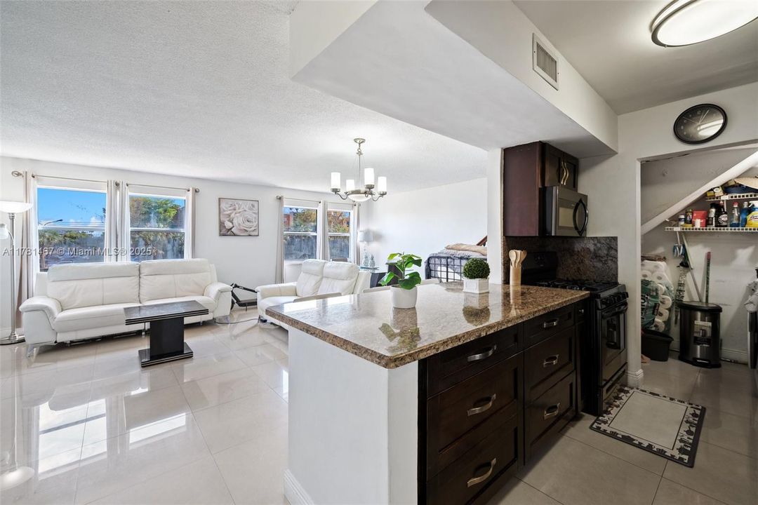 Недавно продано: $240,000 (2 спален, 1 ванн, 1043 Квадратных фут)