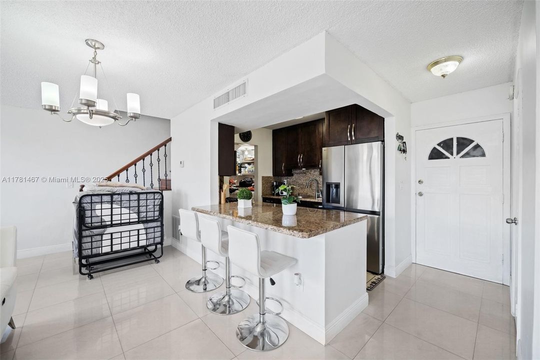 Недавно продано: $240,000 (2 спален, 1 ванн, 1043 Квадратных фут)