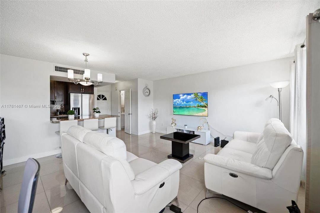 Недавно продано: $240,000 (2 спален, 1 ванн, 1043 Квадратных фут)