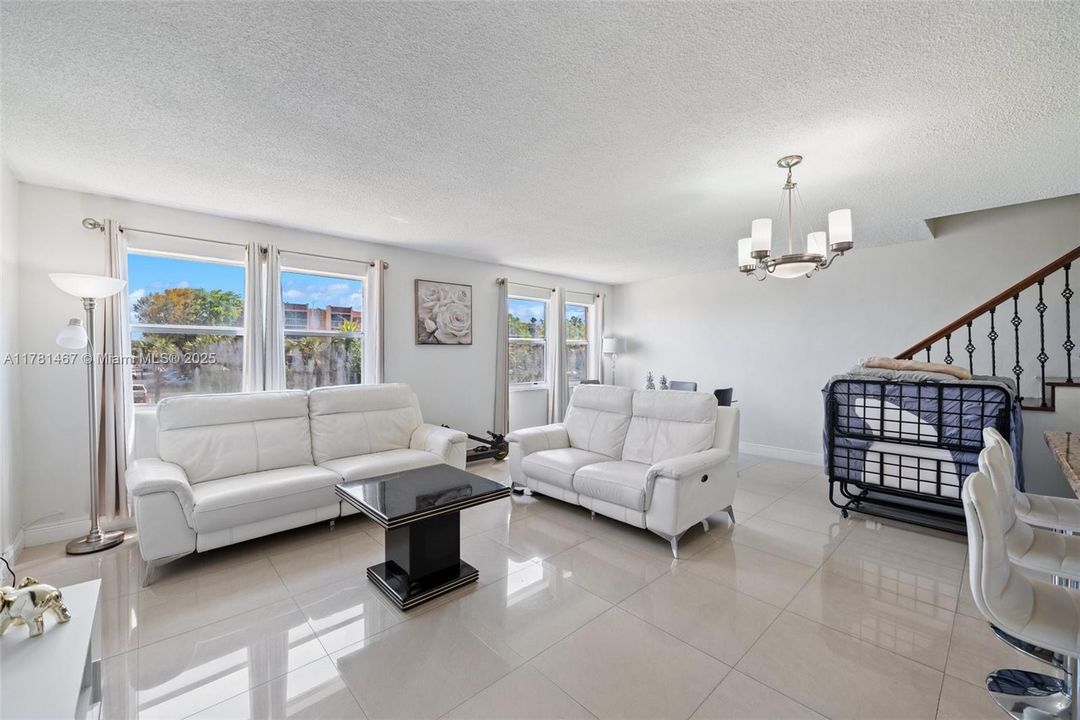 Недавно продано: $240,000 (2 спален, 1 ванн, 1043 Квадратных фут)