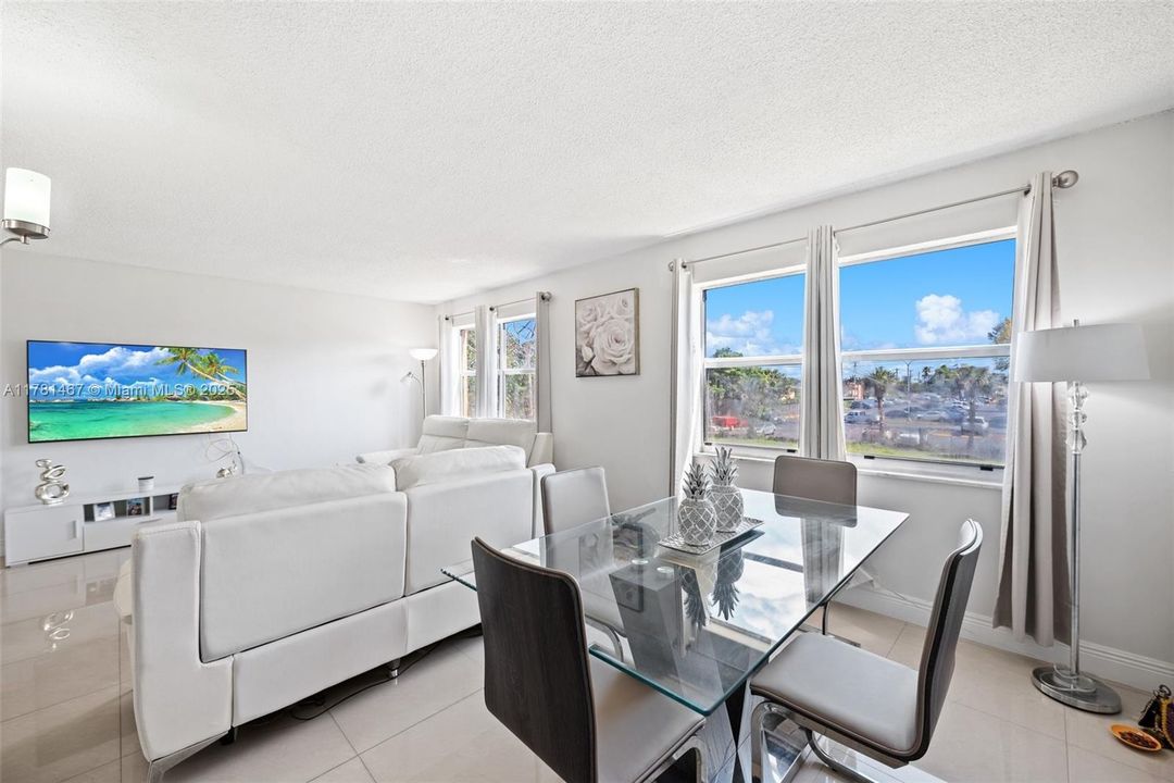 Недавно продано: $240,000 (2 спален, 1 ванн, 1043 Квадратных фут)