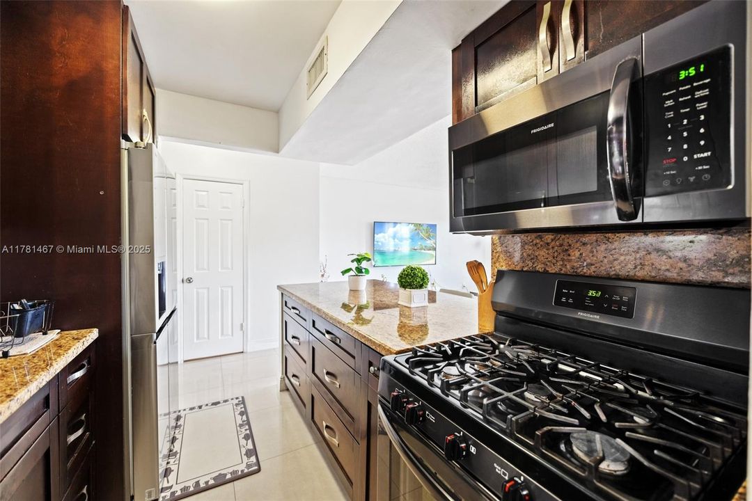 Недавно продано: $240,000 (2 спален, 1 ванн, 1043 Квадратных фут)