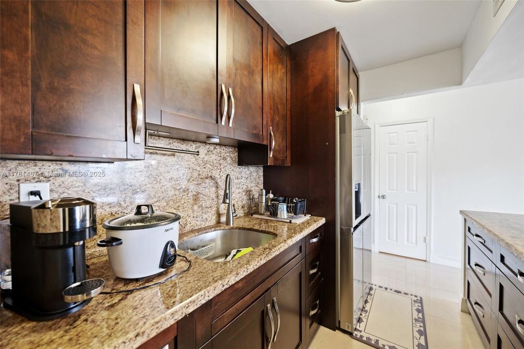 Недавно продано: $240,000 (2 спален, 1 ванн, 1043 Квадратных фут)