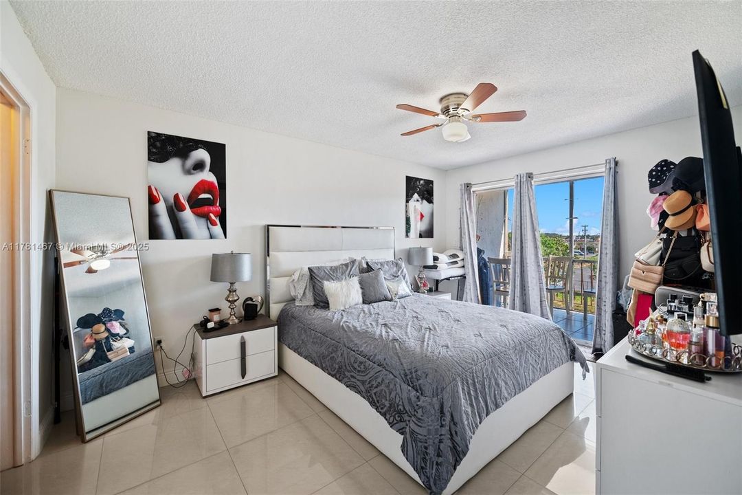 Недавно продано: $240,000 (2 спален, 1 ванн, 1043 Квадратных фут)