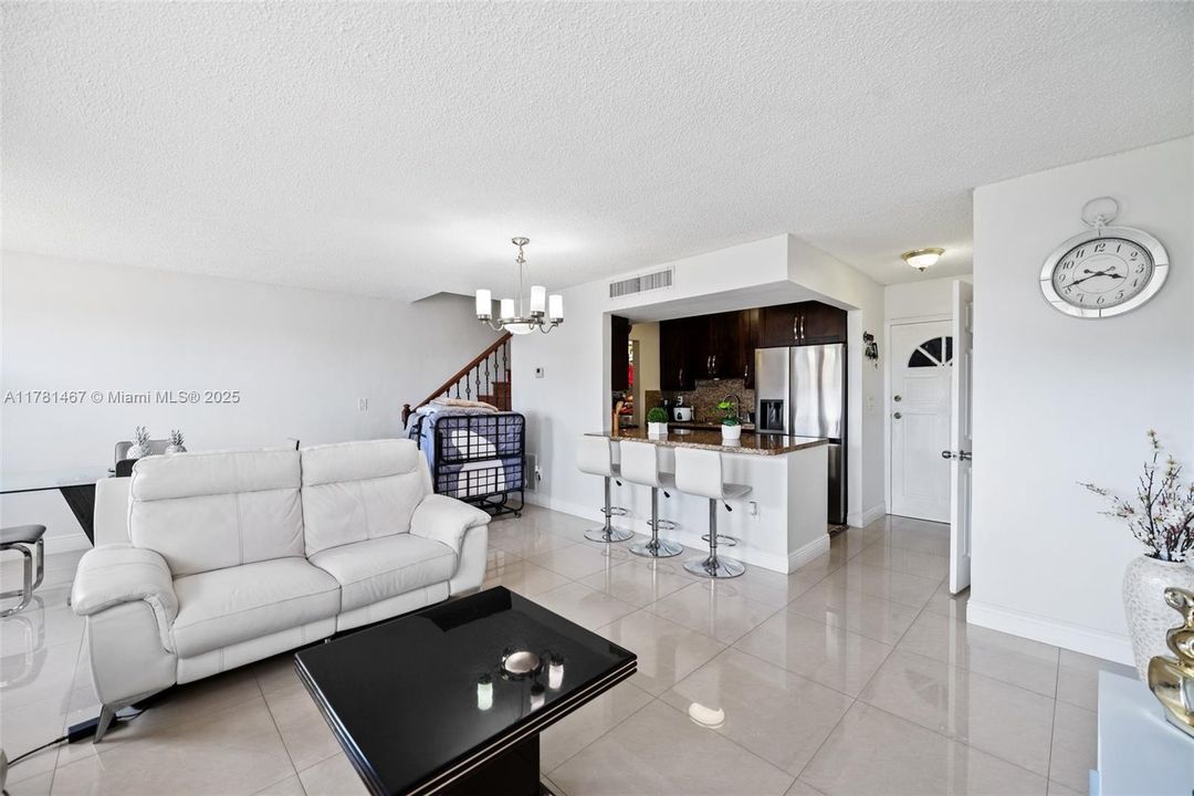 Недавно продано: $240,000 (2 спален, 1 ванн, 1043 Квадратных фут)