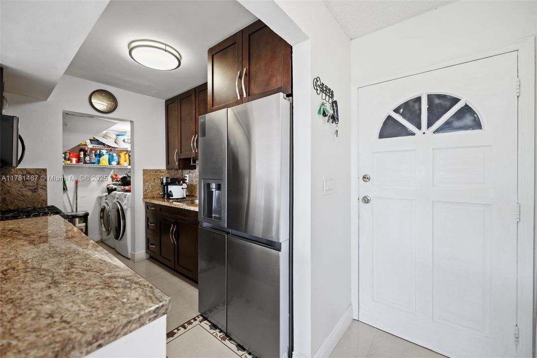 Недавно продано: $240,000 (2 спален, 1 ванн, 1043 Квадратных фут)