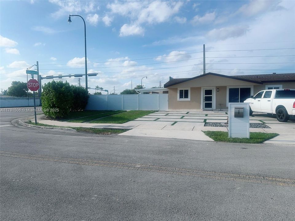 Recently Sold: $560,000 (3 beds, 2 baths, 1283 Square Feet)